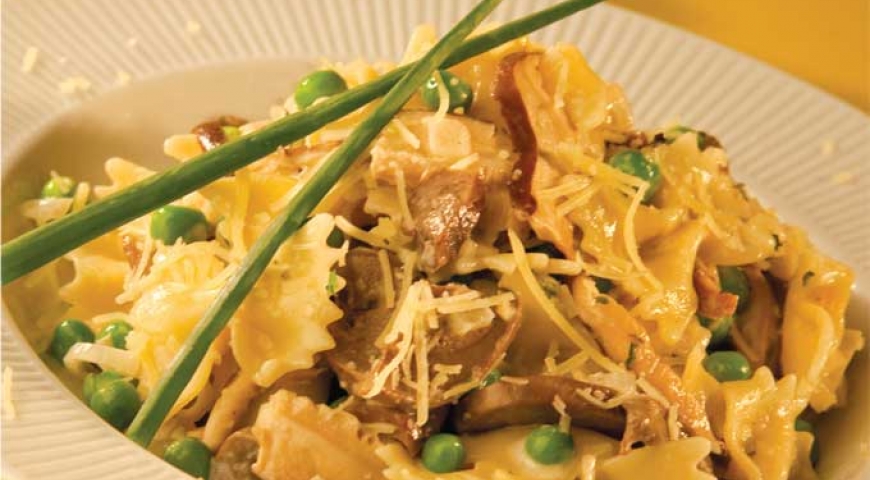 Creamy Farfalle Pasta with Mushrooms and Peas