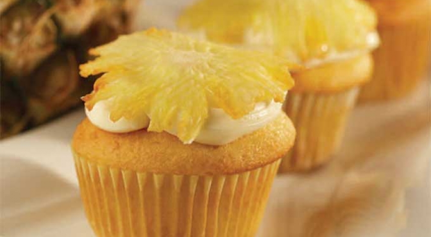 Lemon & Honey Cupcakes with Pineapple "Flowers" Lemon & Honey Cupcakes with Pineapple "Flowers"