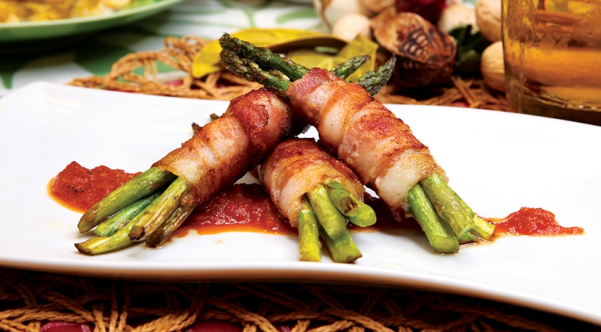 Bacon-Wrapped Asparagus with Tomato Spiced Jam