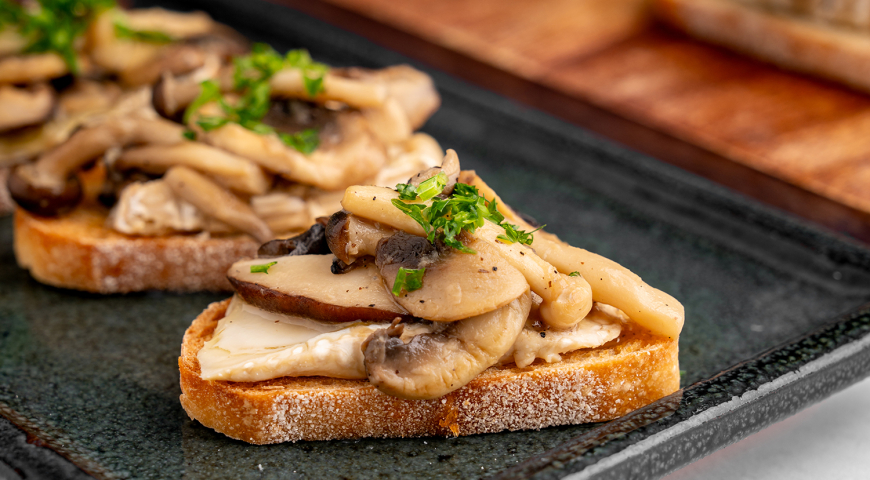 Wild Mushroom Truffle Brie Crisps